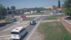 Křižovatka ulic Velká Dlážka a Polní