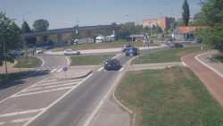 Křižovatka ulic Velká Dlážka a Polní