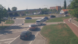 Křižovatka ulic Velká Dlážka a Polní