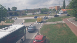 Křižovatka ulic Velká Dlážka a Polní
