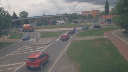 Křižovatka ulic Velká Dlážka a Polní