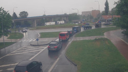 Křižovatka ulic Velká Dlážka a Polní