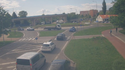 Křižovatka ulic Velká Dlážka a Polní