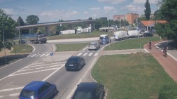 Křižovatka ulic Velká Dlážka a Polní