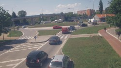 Křižovatka ulic Velká Dlážka a Polní