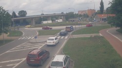 Křižovatka ulic Velká Dlážka a Polní