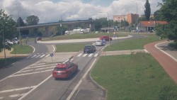 Křižovatka ulic Velká Dlážka a Polní