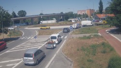 Křižovatka ulic Velká Dlážka a Polní