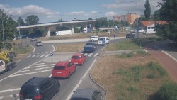 Křižovatka ulic Velká Dlážka a Polní