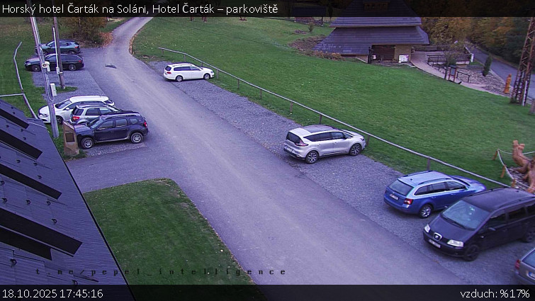 Horský hotel Čarták na Soláni - Hotel Čarták – parkoviště - 18.10.2025 v 17:45 Horský hotel Čarták na Soláni - Hotel Čarták – parkoviště - 18.10.2025 v 17:45