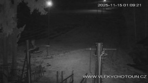 Ski areál Chotouň - Sjezdovka - 15.11.2025 v 01:15 Ski areál Chotouň - Sjezdovka - 15.11.2025 v 01:15
