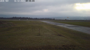 Letiště Cheb - Pojezdová dráha, Runway - 16.12.2025 v 07:45 Letiště Cheb - Pojezdová dráha, Runway - 16.12.2025 v 07:45