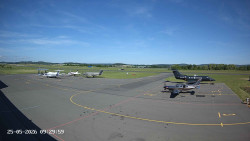 Pojezdová dráha C, benzinová stanice, runway