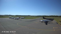 Pojezdová dráha C, benzinová stanice, runway