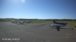 Pojezdová dráha C, benzinová stanice, runway