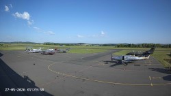 Pojezdová dráha C, benzinová stanice, runway
