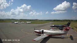 Pojezdová dráha C, benzinová stanice, runway