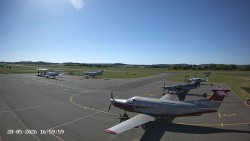 Pojezdová dráha C, benzinová stanice, runway