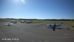 Pojezdová dráha C, benzinová stanice, runway