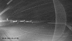 Pojezdová dráha C, benzinová stanice, runway