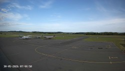 Pojezdová dráha C, benzinová stanice, runway