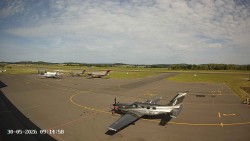 Pojezdová dráha C, benzinová stanice, runway