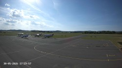 Pojezdová dráha C, benzinová stanice, runway