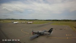 Pojezdová dráha C, benzinová stanice, runway