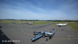 Pojezdová dráha C, benzinová stanice, runway