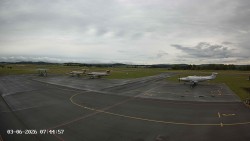 Pojezdová dráha C, benzinová stanice, runway