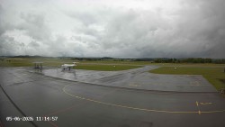Pojezdová dráha C, benzinová stanice, runway