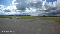Pojezdová dráha C, benzinová stanice, runway
