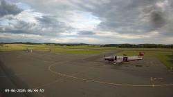 Pojezdová dráha C, benzinová stanice, runway