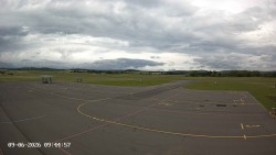 Pojezdová dráha C, benzinová stanice, runway