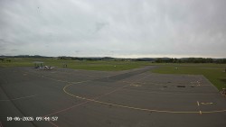 Pojezdová dráha C, benzinová stanice, runway