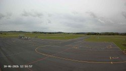 Pojezdová dráha C, benzinová stanice, runway