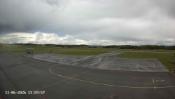 Pojezdová dráha C, benzinová stanice, runway