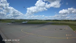 Pojezdová dráha C, benzinová stanice, runway
