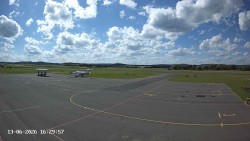 Pojezdová dráha C, benzinová stanice, runway
