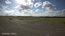 Pojezdová dráha C, benzinová stanice, runway