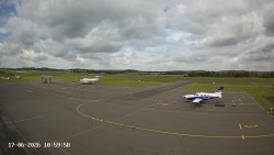 Pojezdová dráha C, benzinová stanice, runway