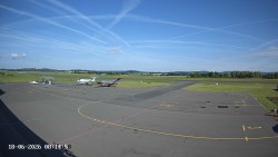 Pojezdová dráha C, benzinová stanice, runway