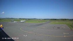 Pojezdová dráha C, benzinová stanice, runway