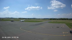 Pojezdová dráha C, benzinová stanice, runway