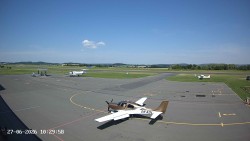 Pojezdová dráha C, benzinová stanice, runway