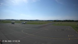 Pojezdová dráha C, benzinová stanice, runway