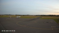 Pojezdová dráha C, benzinová stanice, runway