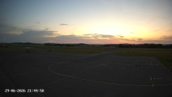 Pojezdová dráha C, benzinová stanice, runway