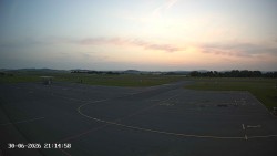 Pojezdová dráha C, benzinová stanice, runway
