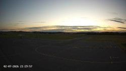 Pojezdová dráha C, benzinová stanice, runway